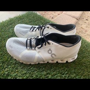 Women’s On Cloud Running Shoes sz 9.5